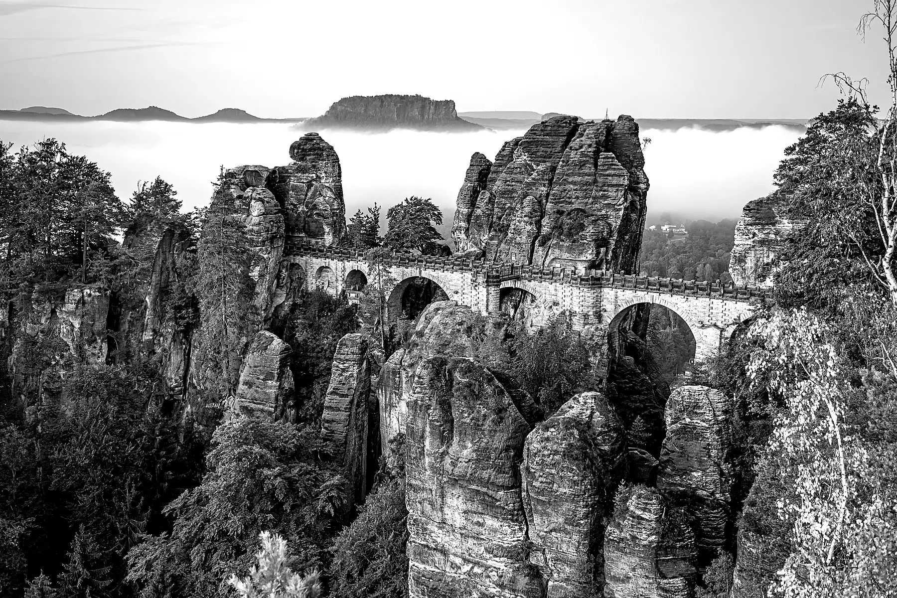Basteibrücke mit Lilienstein im Hintergrund, Sächsische Schweiz